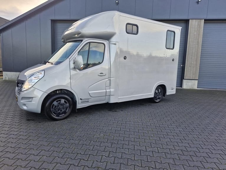 Camion pour chevaux - Renault Master 2018 Anémone