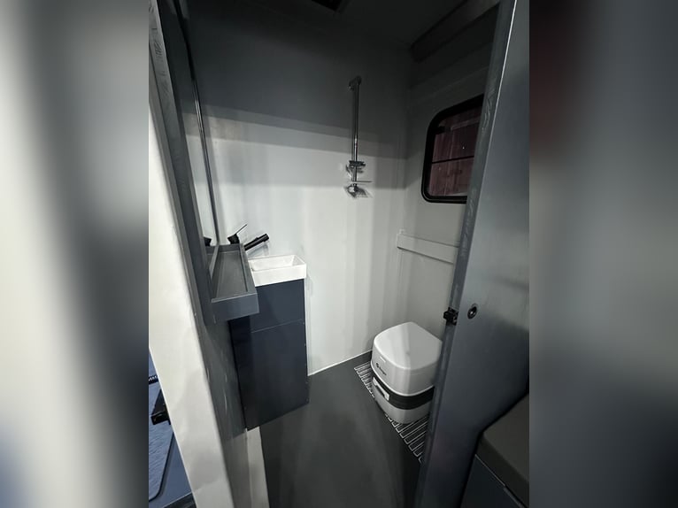 Mercedes-Benz Actros 1831 pour 2 à 3 chevaux ou transformation en camping-car