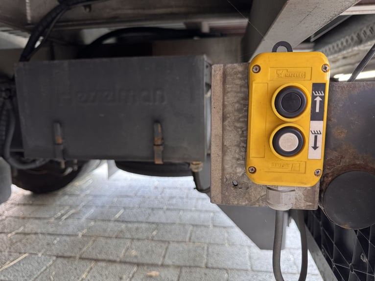 Mercedes-Benz Actros 1831 pour 2 à 3 chevaux ou transformation en camping-car