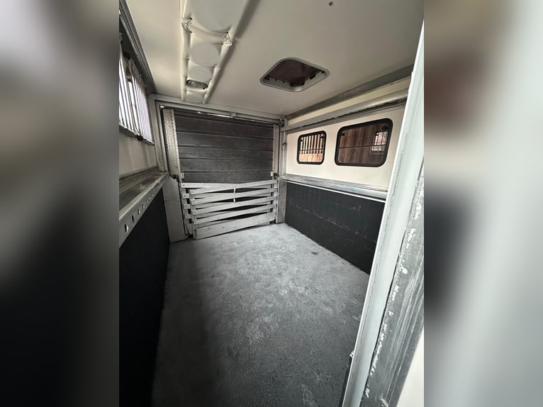 Mercedes-Benz Actros 1831 pour 2 à 3 chevaux ou transformation en camping-car