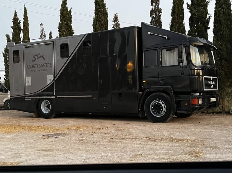 OPPORTUNITÉ - Camion pour 5 chevaux avec logement !