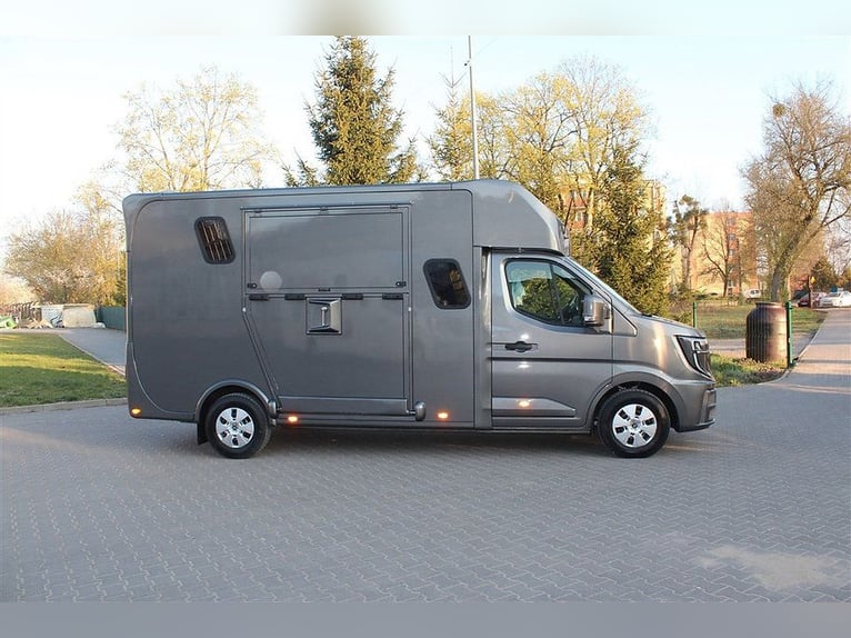 Transporteur de chevaux, 5 places assises, 3 couchettes, Renault Master automatique, conducteur seul