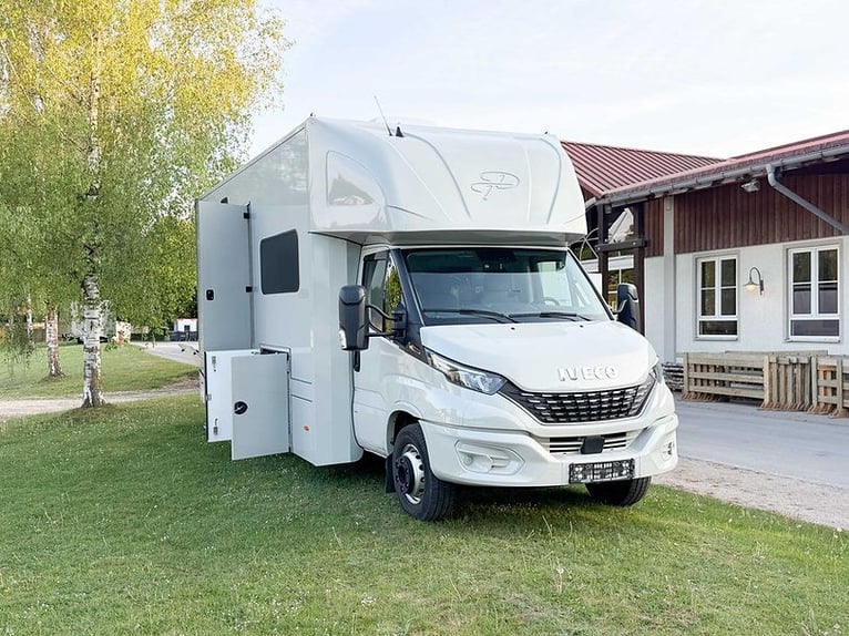 Transporteur de chevaux 7,5 t, pour 3 chevaux / Camping-car avec logement Iveco Daily 210 CV, automa