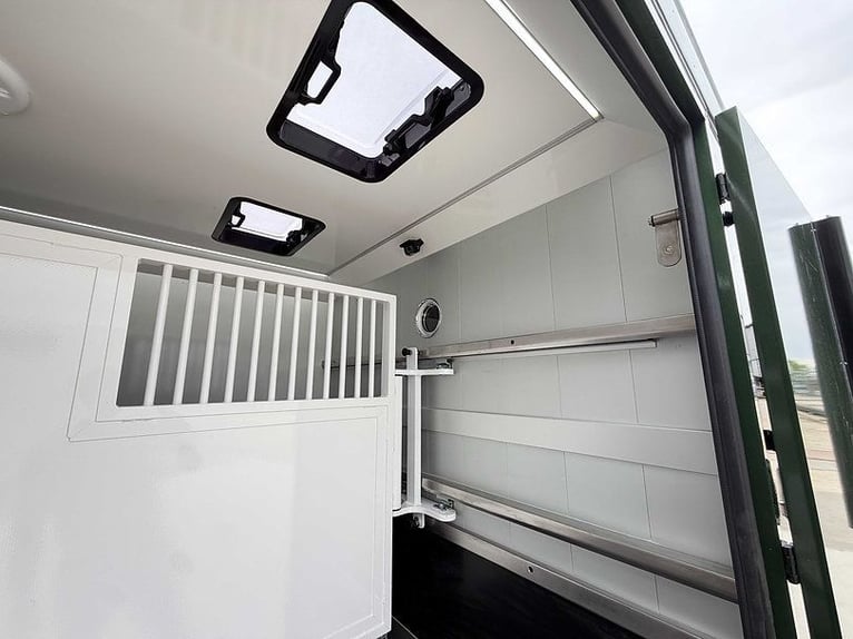 Transporteur pour chevaux, 5 places assises, 2 couchettes, boîte automatique, équipement pour étalon
