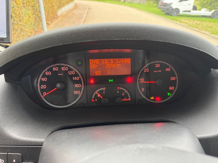 Transporteur pour chevaux à deux rampes latérales, avec seulement 20 500 km au compteur. Transporteu