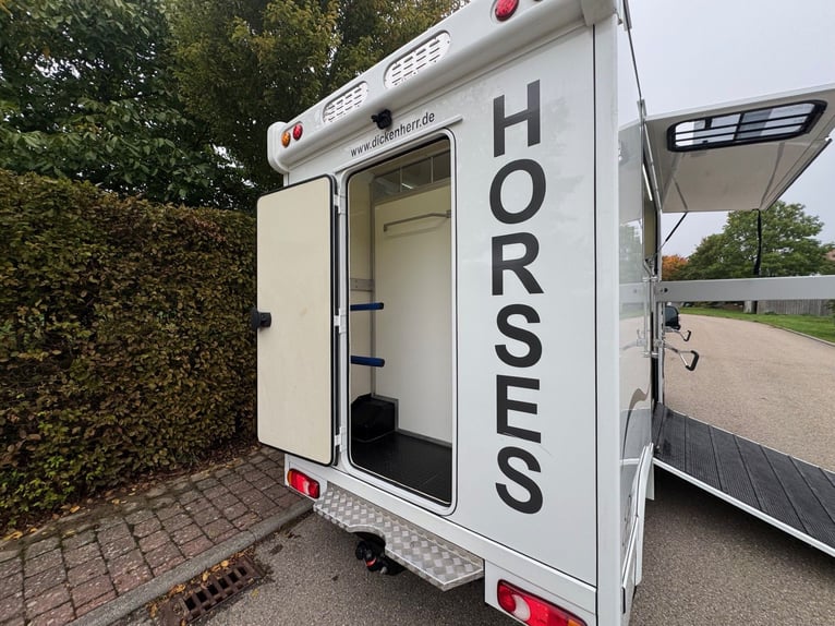 Transporteur pour chevaux à deux rampes latérales, avec seulement 20 500 km au compteur. Transporteu