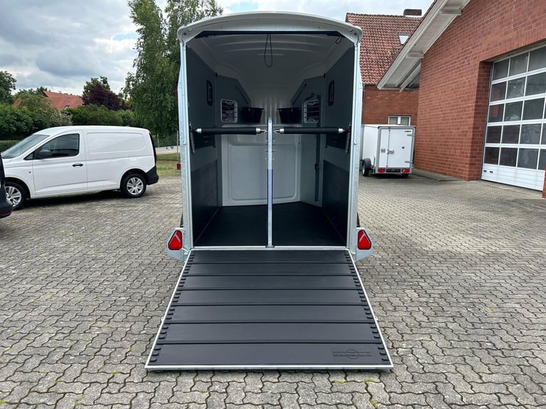 Humbaur Pferdeanhänger Areion Pro 2700 2,7t Sattelkammer 100km/h Black Hecktür schwenkbar
