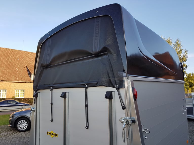 Humbaur Pferdeanhänger Equitos Alu Plus Black 2400 2,4t Sattelkammer 100km/h