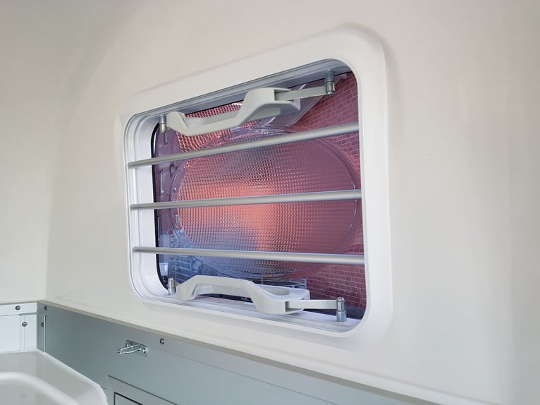 Humbaur Pferdeanhänger Equitos Alu Plus Black 2400 2,4t Sattelkammer 100km/h