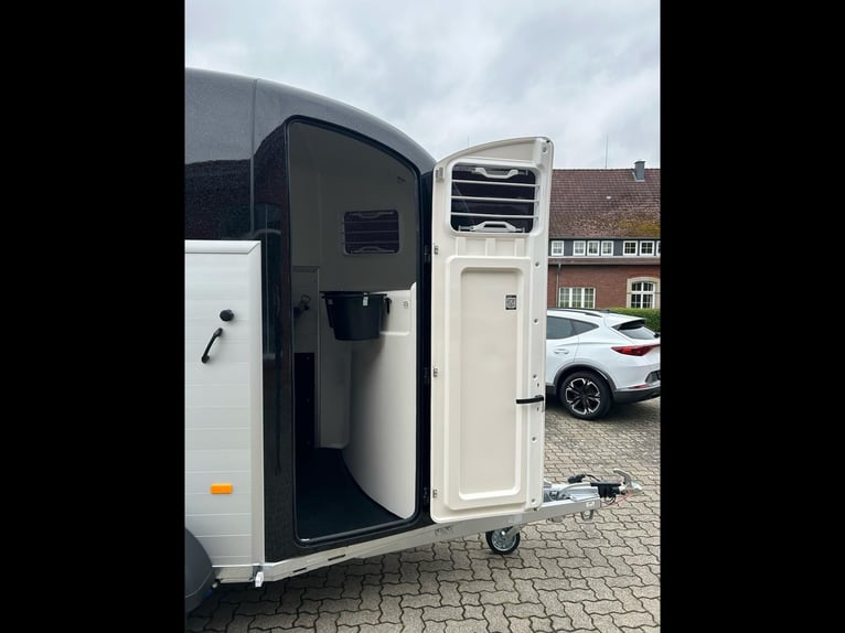 Humbaur Pferdeanhänger Pegasus 2400 2,4t Sattelkammer 100km/h Black Hecktür schwenkbar