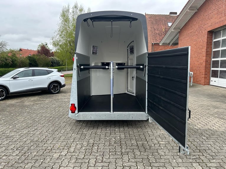 Humbaur Pferdeanhänger Pegasus 2400 2,4t Sattelkammer 100km/h Black Hecktür schwenkbar