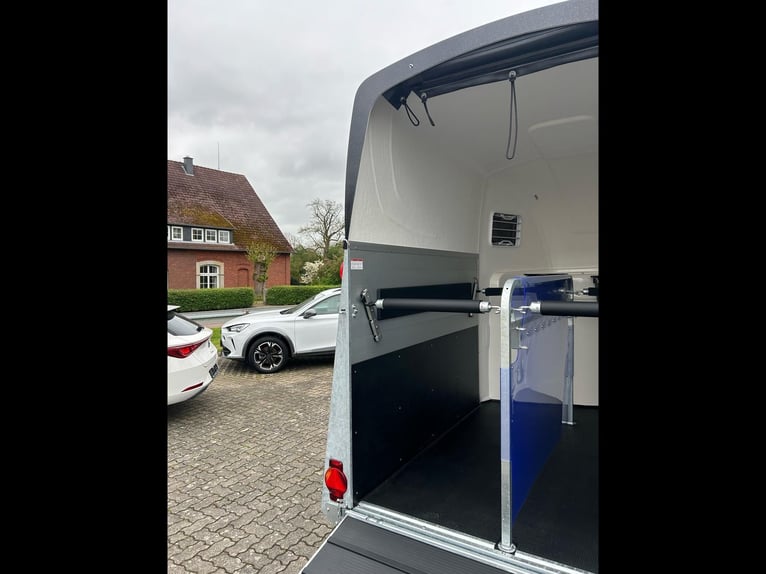 Humbaur Pferdeanhänger Pegasus 2400 2,4t Sattelkammer 100km/h Black Hecktür schwenkbar