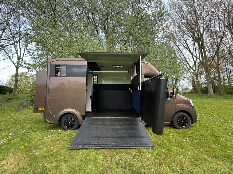 Camion de transport de chevaux de luxe Renault Master