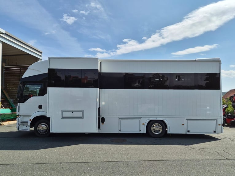 Camion de transport de chevaux MAN TGM, capacité de 15 tonnes – comme neuf !