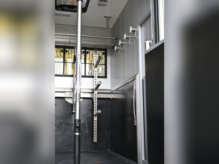 Camion Mercedes Atego 15/300 de luxe – Porte- chevaux pour 5 chevaux avec extension escamotable et p