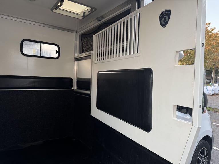 Camion pour chevaux Paragan sur Renault Master 3 XL