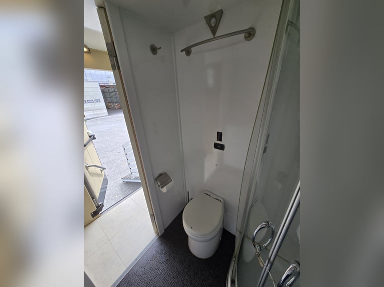 MAN TGM 15.290 4x2 LL – Aménagement AK, première mise en circulation 2012, Pop Out, pour 5 chevaux