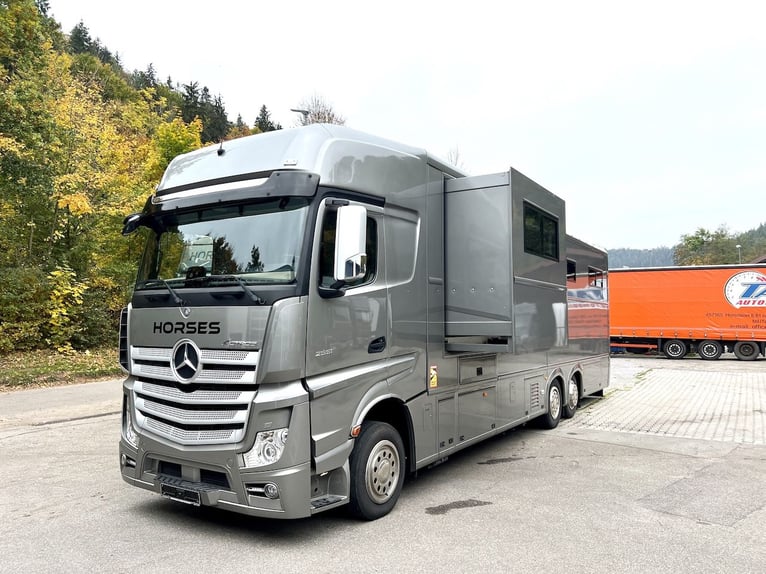 Mercedes-Benz 2551 Transporteur pour chevaux, capacité de 6 chevaux, espace de vie, WC escamotable, 
