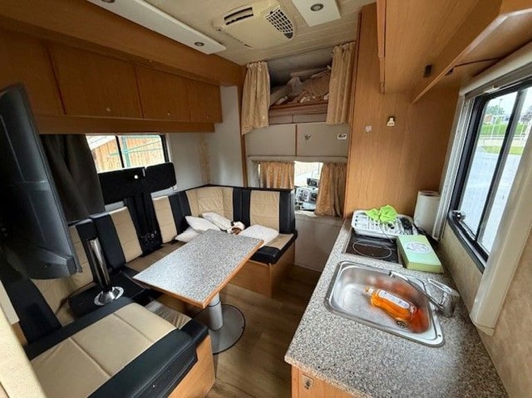 Mercedes-Benz Atego camion pour chevaux JL Motorhome avec pop-out, 4 places assises, capacité pour 4