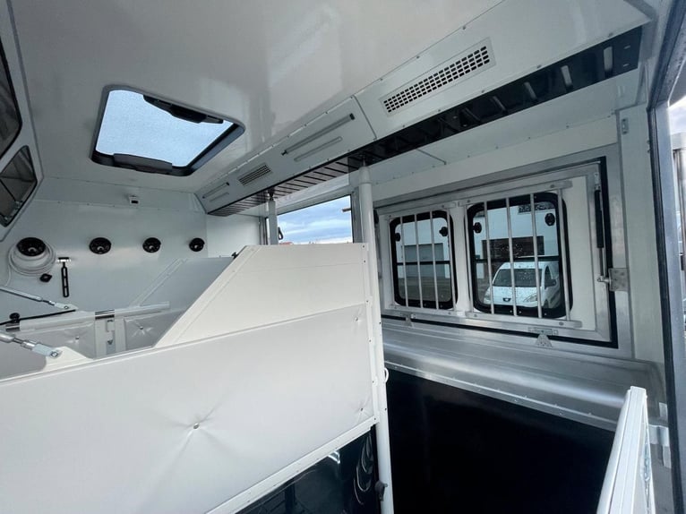 Transporteur pour chevaux Mercedes FUSU-Canter de 7,5 tonnes – Automatique