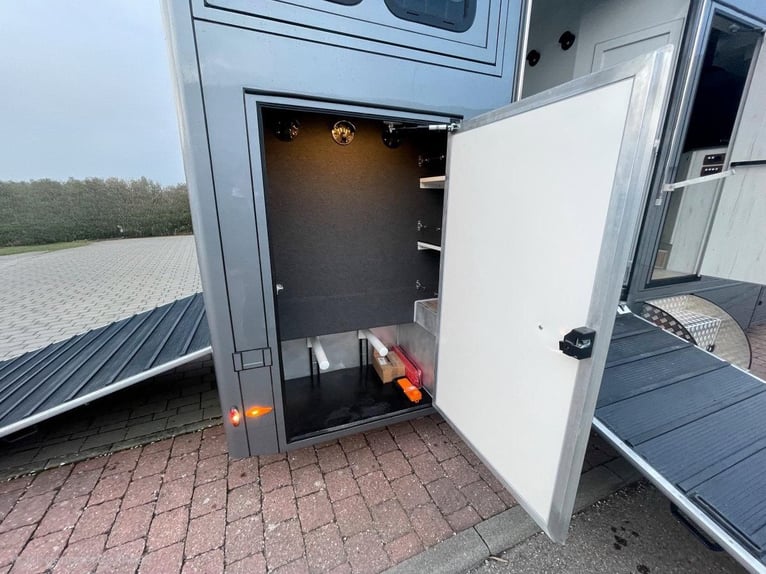 Transporteur pour chevaux Mercedes FUSU-Canter de 7,5 tonnes – Automatique