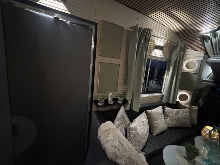 Véhicule de collection, passion pour les chevaux, caravane ou camping-car