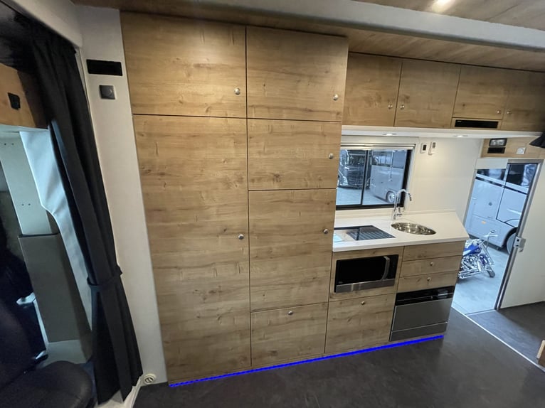 Pferdetransporter JL HighlineXXL DB2551 Actros Wohnmobilzulassung