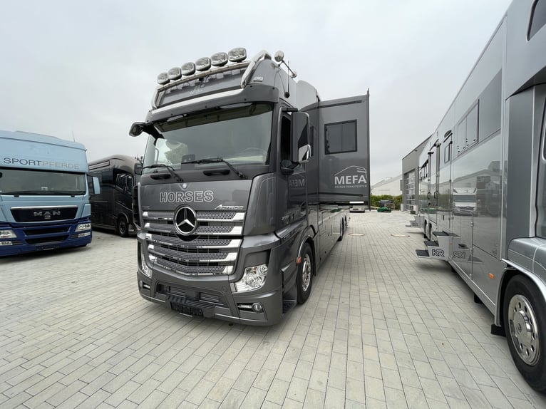 Pferdetransporter JL HighlineXXL DB2551 Actros Wohnmobilzulassung
