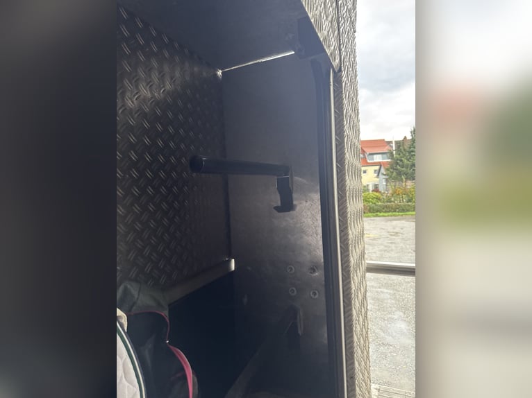 Camion à chevaux Mercedes 814, capacité pour 4 chevaux et 7 personnes.