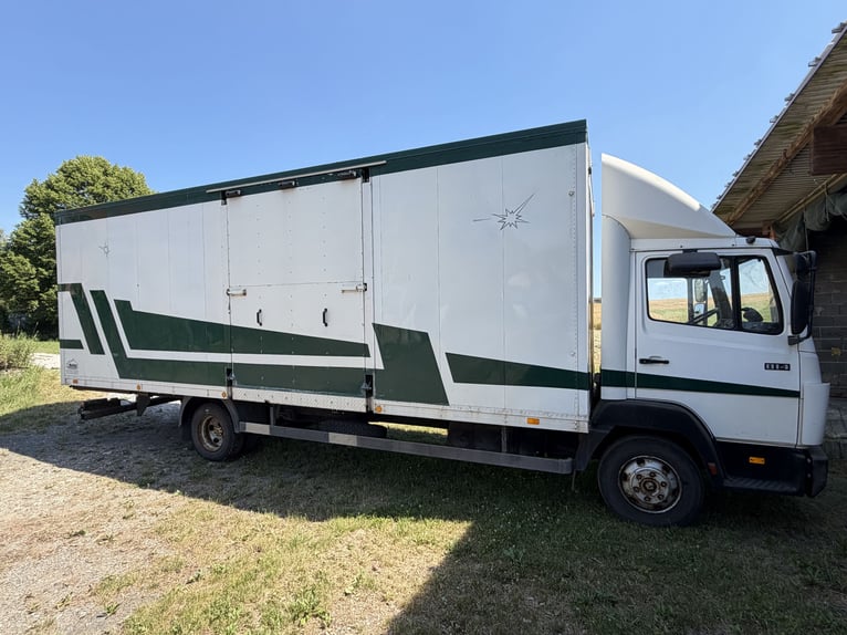 Mercedes-Benz 814 camion de transport de chevaux