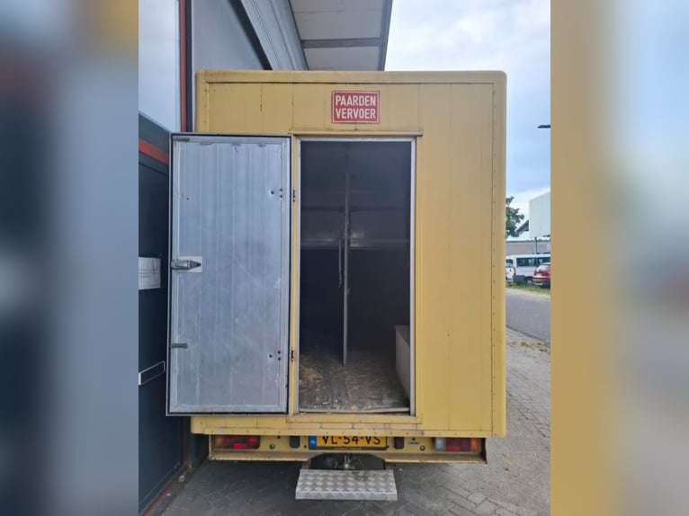 Voiture pour deux chevaux. Aux Pays-Bas, exonérée de taxe de circulation, contrôle technique valable