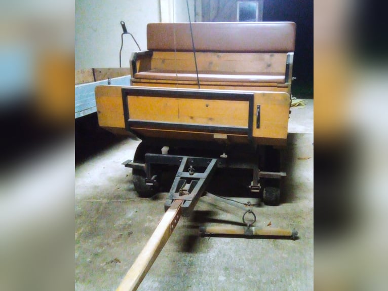 Voiture d'attelage, calèche, banquette rembourrée et plateforme de transport