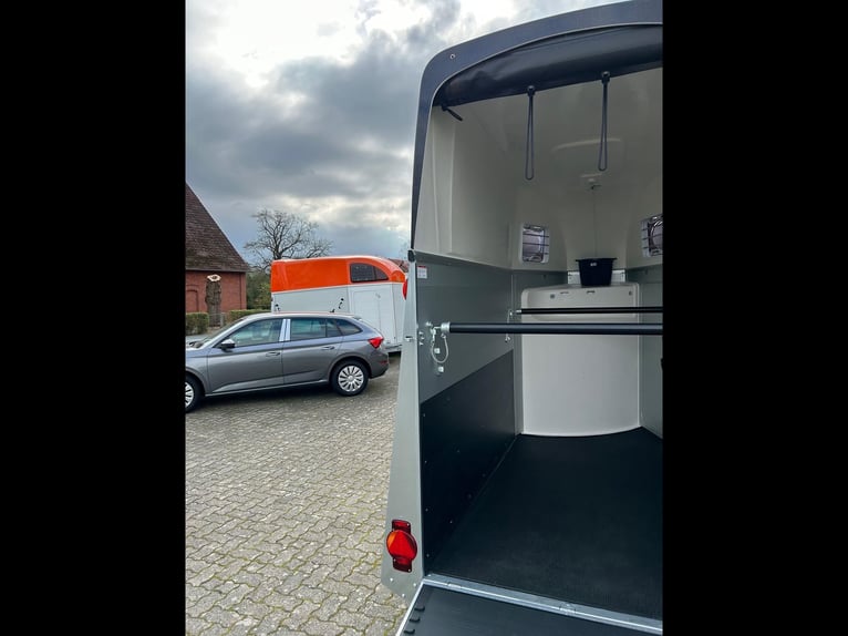 Humbaur Pferdeanhänger Single Alu Black 1600 1,6t Sattelkammer 100km/h