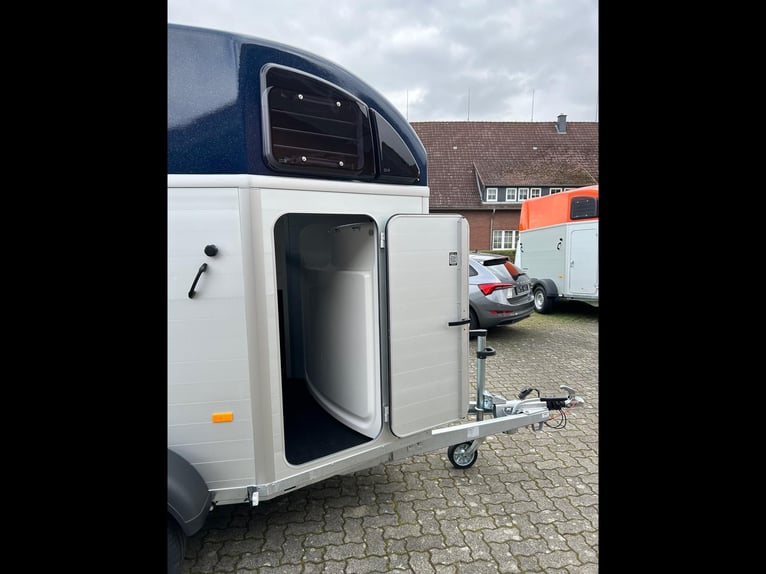 Humbaur Pferdeanhänger Xanthos 2400 2,4t Sattelkammer 100km/h Dark Blue
