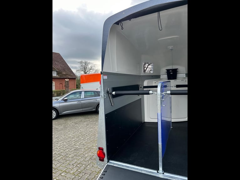 Humbaur Pferdeanhänger Xanthos 2400 2,4t Sattelkammer 100km/h Dark Blue