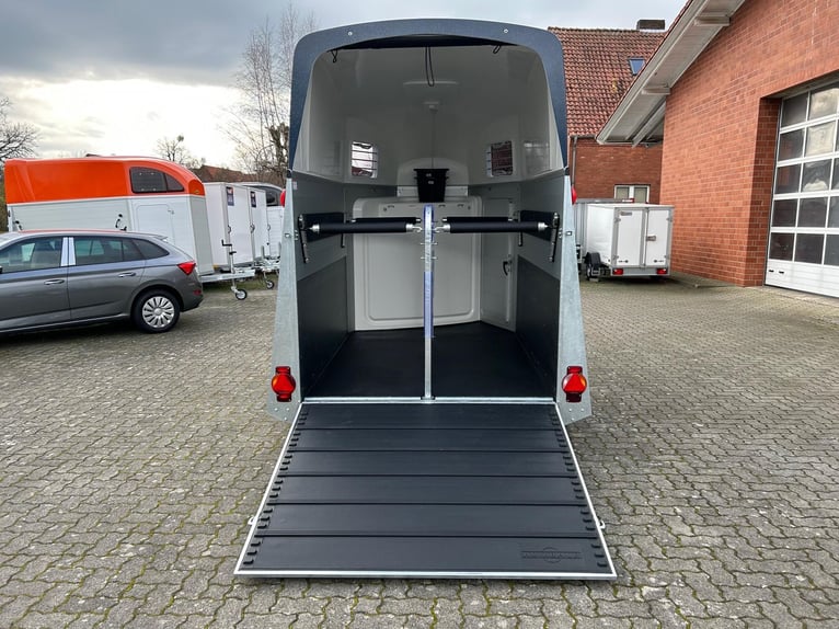 Humbaur Pferdeanhänger Xanthos 2400 2,4t Sattelkammer 100km/h Dark Blue