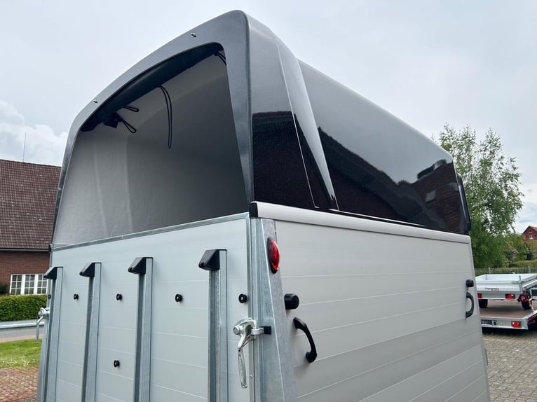 Humbaur Pferdeanhänger Xanthos Aero 2400 2,4t Sattelkammer 100km/h Black