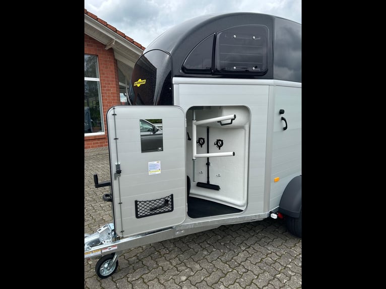 Humbaur Pferdeanhänger Xanthos Aero 2400 2,4t Sattelkammer 100km/h Black