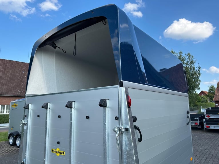 Humbaur Pferdeanhänger Xanthos Aero 2400 2,4t Sattelkammer 100km/h Hecktür Blue Hecktür schwenkbar