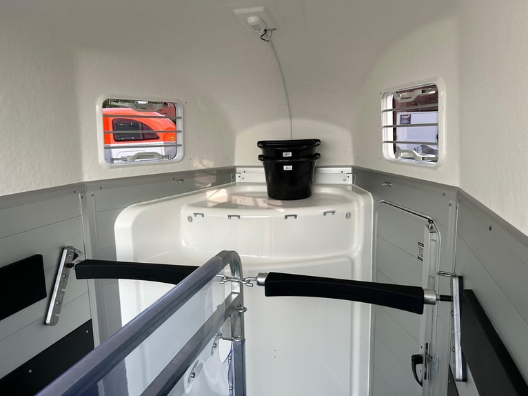 Humbaur Pferdeanhänger Xanthos Aero 2400 2,4t Sattelkammer 100km/h Hecktür Blue Hecktür schwenkbar