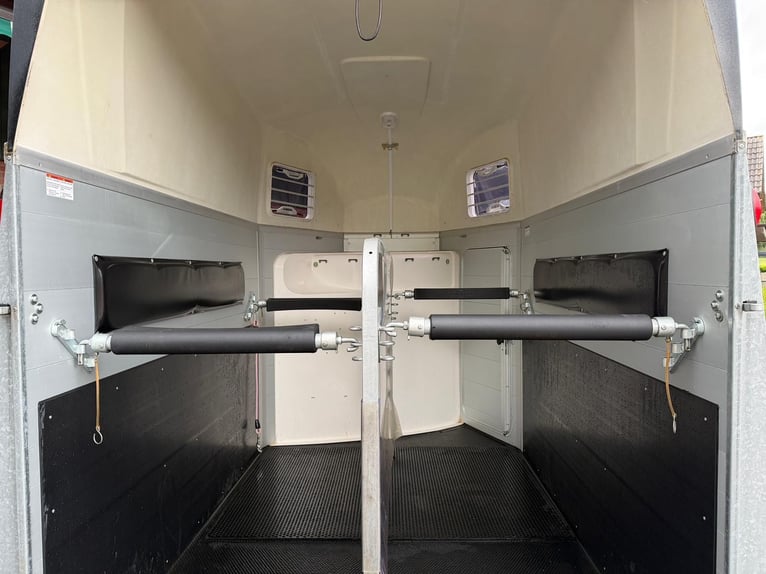 Remorque pour chevaux Humbaur Xanthos Aero 2400 avec sellerie
