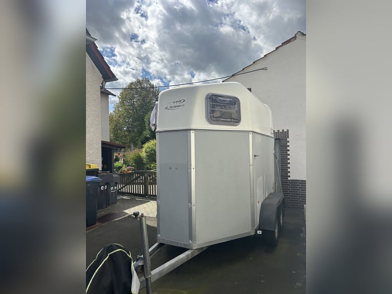 Remorque pour chevaux WM Meyer Arizona, capacité pour deux chevaux, équipée d'une grille pour poulai