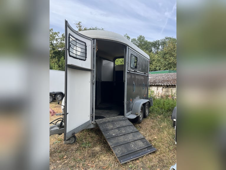 À vendre van Fautras OBLIC +2 de 2014, 2 places, transport des chevaux en oblique.