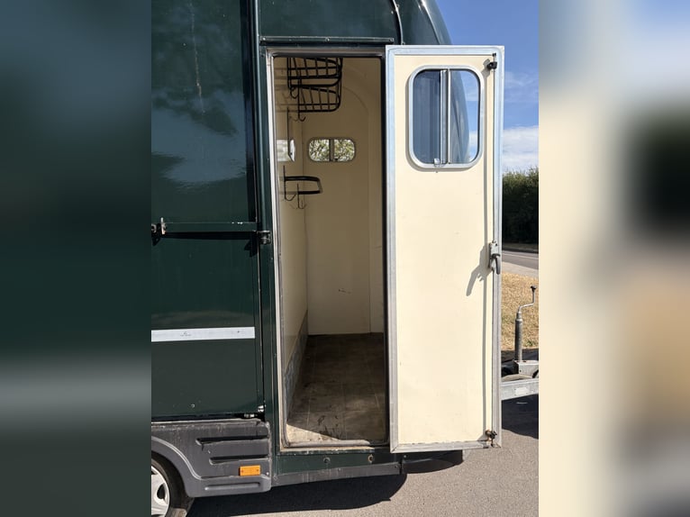 Caravane pour chevaux Equi-Trek Space-Treka L avec accès latéral