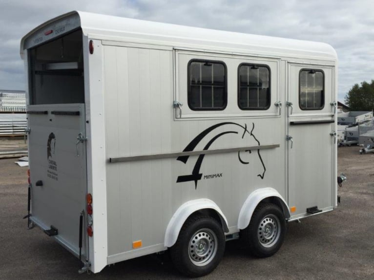 Cheval Liberte Minimax / Maxi 3, parfait pour 3 chevaux, sellerie, sortie frontale
