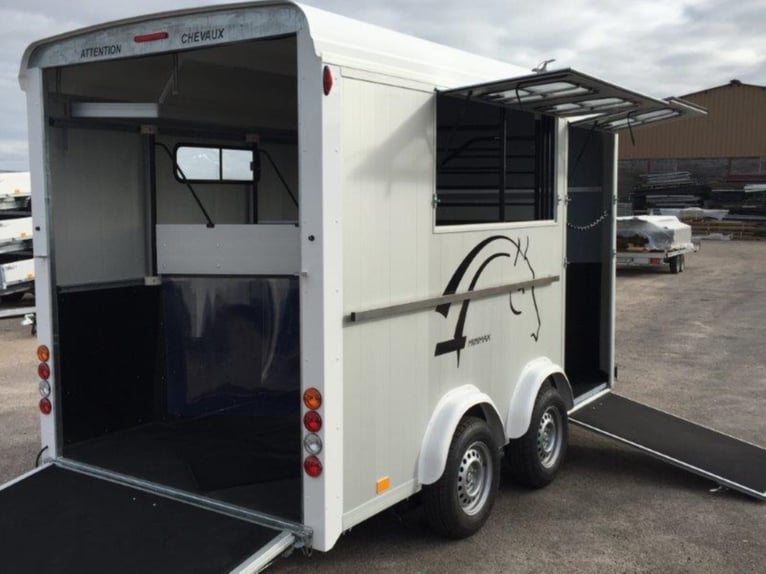 Cheval Liberte Minimax / Maxi 3, parfait pour 3 chevaux, sellerie, sortie frontale