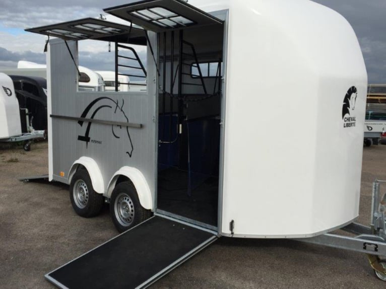 Cheval Liberte Minimax / Maxi 3, parfait pour 3 chevaux, sellerie, sortie frontale
