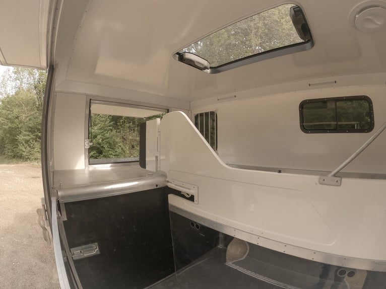 Remorque pour 2 chevaux avec espace de vie et douche - Transporteur équestre - Camion