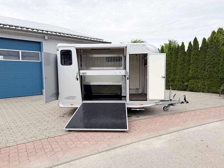 Remorque pour chevaux d'occasion, capacité 2,7 tonnes, équipée pour un étalon avec sellerie, chambre