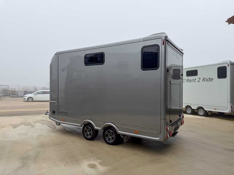 Remorque pour chevaux, transporteur de chevaux DT Trailer pour 2 chevaux avec espace de vie / armoir